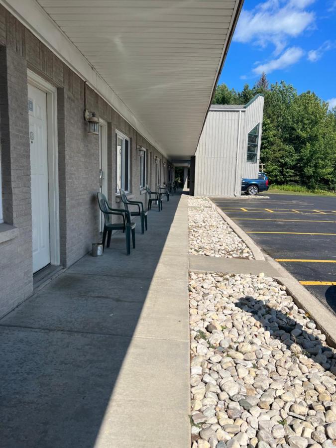 Gray Wolf Lodge Manistique Exterior photo